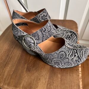 Fluevog Prepare Guide Black Paisley Women's Shoes, size 8
